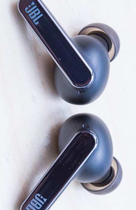 Foto de review do JBL Live Pro 2